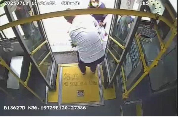 浩源配资 城阳巴士驾驶员从搬车到抬轮椅 善举传递助人正能量