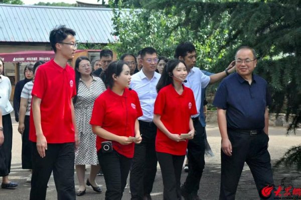 银易配资网 “双穿越”激活乳娘精神——青岛科技大学打造“行走的思政课”