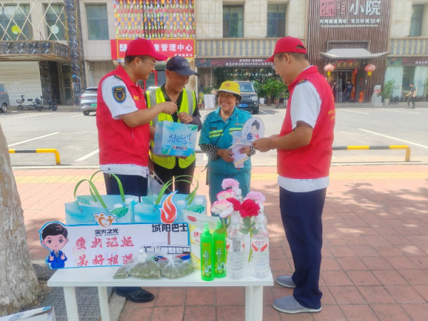 益丰配资 高温下的关怀！城阳巴士驾驶员贴心举措送清凉​